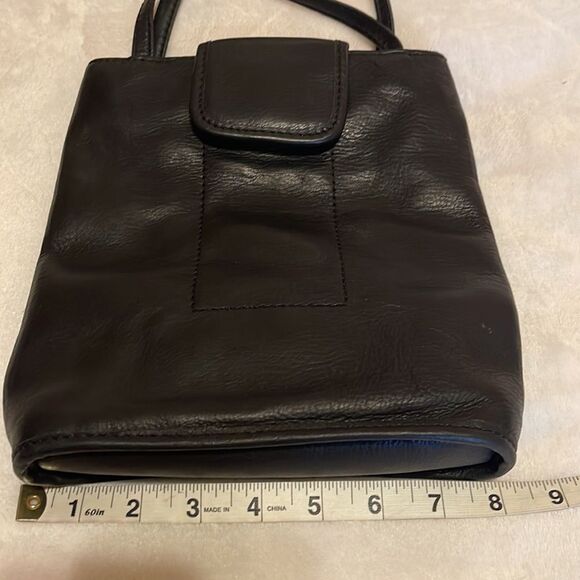 Black Leather Fossil Handbag. - Picture 4 of 11